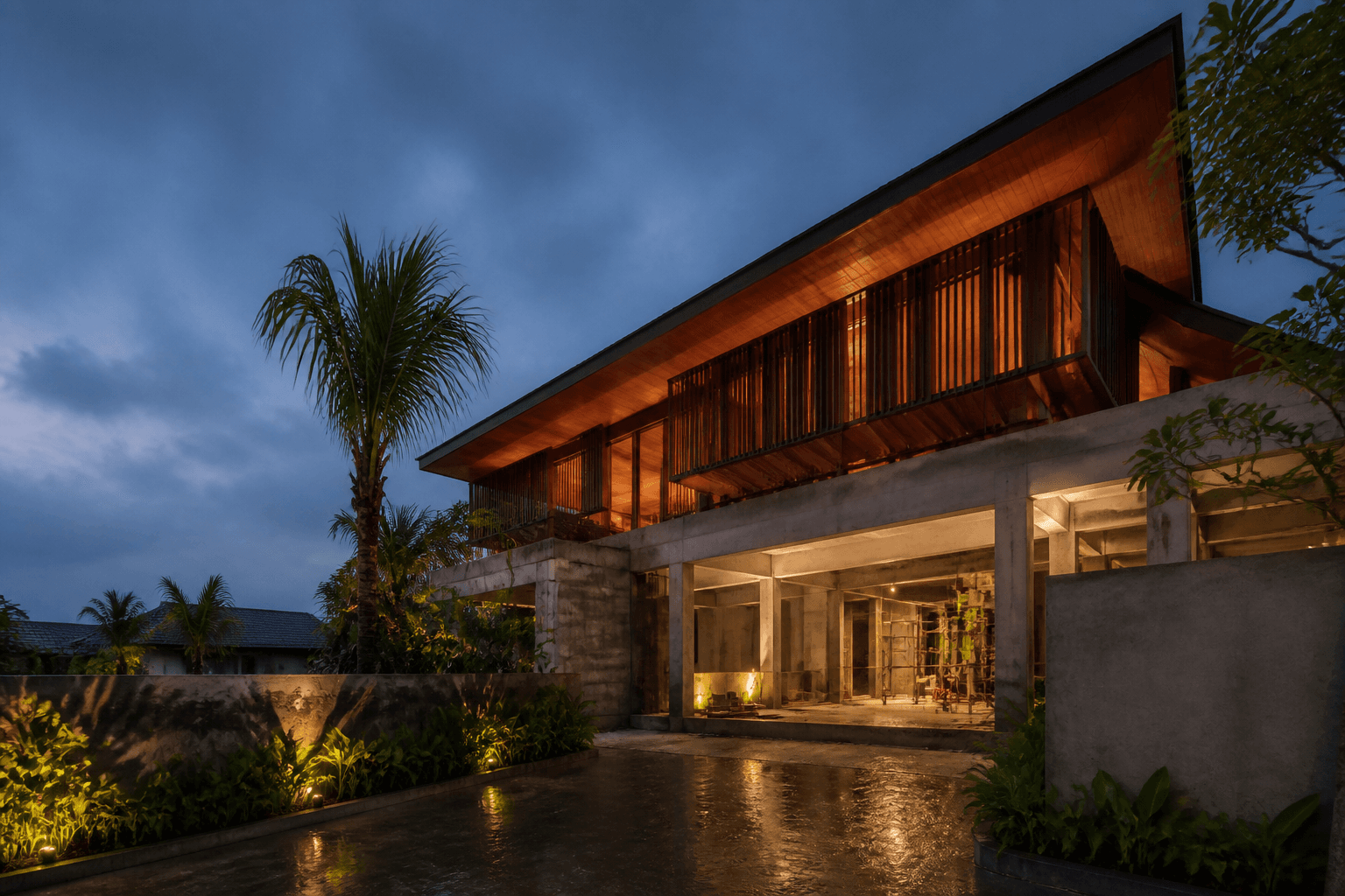 Rumah tropis Indonesia yang sedang dibangun pada senja hari